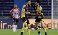 Federico Pereyra y Raúl Osorio de Coquimbo celebran un gol.