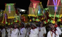 Faroles durante el desfile la noche de Guacherna.