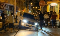 Carro que cayó en el hueco ubicado en la calle 20 con 2, en el centro histórico.