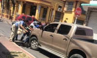 Carro que cayó en el hueco ubicado en la calle 20 con 2, en el centro histórico.