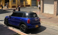 Carro que cayó en el hueco ubicado en la calle 20 con 2, en el centro histórico.