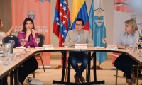 La ministra de Educación, María Victoria Ángulo; se reunió con el gobernador del Magdalena, Carlos Caicedo; y la alcaldesa de Santa Marta, Virna Johnson.