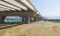 El puente vehicular tiene un avance del 72%. 