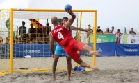 Fútbol mano en playa.