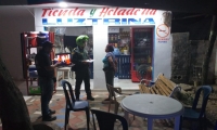 La Policía ejerció controles en todos los municipios y corregimientos del departamento, especialmente en aquellos sitios de aglomeración de personas como bares, discotecas, parques, establecimientos abiertos al público.