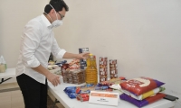 El gobernador entregó detalles de lo que llevará la bolsa de alimentos.