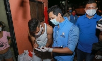 Entrega de mercados en Santa Marta.