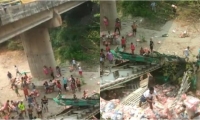 El conductor se cayó del puente a bordo de la tractomula; las personas de la comunidad cargaron con parte del arroz que transportaba.