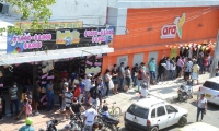 Largas filas para ingresar a los supermercados se han visto en Santa Marta.