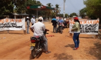 Vigilantes voluntarios en las entradas a Guamal.