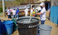 José Rodrigo Dajud trabaja 18 horas al día para suministrar agua en Santa Marta.