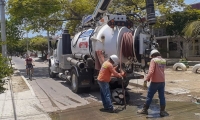 Distrito. Estos trabajos se realizan antes, durante, y después de las precipitaciones, con el fin de evitar el rebose y posterior estancamiento de aguas residuales en las calles de la ciudad.