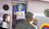 Valeria Guerrero descendiendo del avión para reencontrarse con su familia.