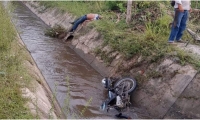 El cuerpo y la moto fueron a parar al caño. 