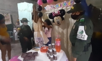 La niña estuvo muy feliz durante su celebración. 