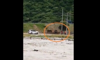 Momento en que operarios socavan el terreno que le da soporte al puente de Pozos Colorados.