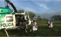  La Policía Nacional comisionó a uniformados del área de aviación con el fin de realizar la evacuación de una familia Arhuaca.