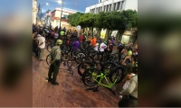 Protestas de ciclistas frente a la Alcaldía.