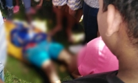Curiosos se acercaron a ver el cuerpo sin vida del joven asesinado.