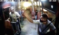 Momento en el que el conductor reclama al pasajero por no usar el tapabocas.