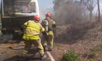 Incendio de bus en la Vía Manatí - Sabanalarga.