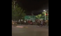 La cancha Los Pericos, del barrio Los Ángeles, fue el escenario de un partido que convocó a muchas personas del lugar, desatendiendo protocolos de bioseguridad. 