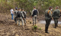 Unidades de la Armada Nacional inspeccionando el lugar. 