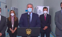 Presidente Duque durante su visita a ultracongeladores de vacunas contra la Covid-19.