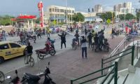 Momento en que derriban la cámara de detección electrónica en la avenida del Ferrocarril con avenida del Río.