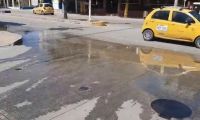 Este fue un desbordamiento de agua de alcantarilla que se presentó el jueves 11 de Noviembre.