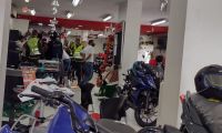 Interior del establecimiento comercial hurtado en la tarde de este miércoles.