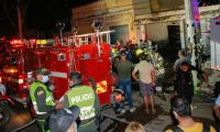 Bomberos en el lugar de los hechos.