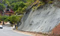 Muro de contención en la vía a Taganga.