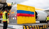 La aeronave aterrizó a las 12:55 de la tarde en Bogotá y se dirigió a las bodegas de la compañía, donde el Mandatario recibió el cargamento.