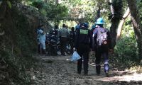 Autoridades en Minca en labores de rescate del cuerpo.