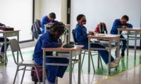 Niños escolarizados en medio de la pandemia.