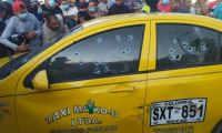 El taxi recibió más de 20 impactos de bala.