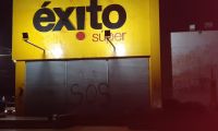 El almacén Éxito de la Avenida del Libertador quedó vandalizado.