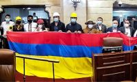 Oposición con la bandera de Colombia al revés 