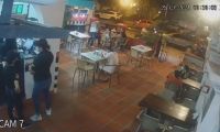 Momento en que la familia era atracada, entre ellos el policía activo.