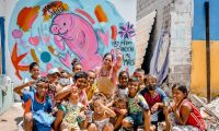 El colorido mural que rinde homenaje a la manatí fue pintado por Valery Artt