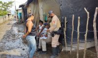 Damnificados reciben atención de emergencia por la creciente del río Cauca.