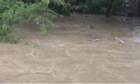 Río Manzanares durante las lluvias del lunes.