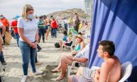 La alcaldesa Virna Johnson recorrió las playas y habló con turistas sobre cómo ha sido su experiencia en la ciudad.