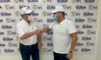 Álex Velásquez saluda al candidato Hernando Guida en la sede de campaña.