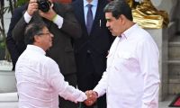 Apretón de manos entre el presidente de Colombia y Venezuela 