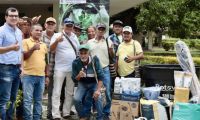 Director de Asbama con pequeños y medianos productores de banano.