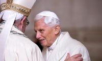 El Papa Francisco pidió por la salud de Benedicto XVI.