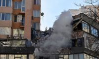 Un edificio fue impactado por un misil. 