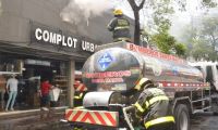 Bomberos atendiendo la emergencia.